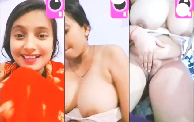 Sexy Desi Bhabhi Shows Boobs and Pussy on vc