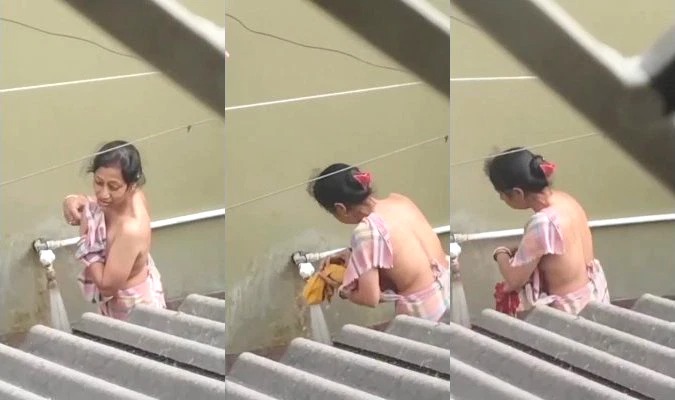 Desi Aunty OutDoor Bathing Capture