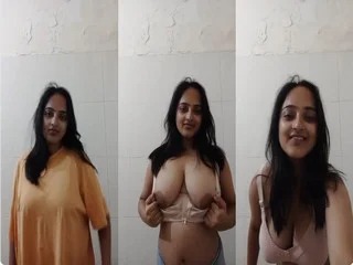 Beautiful Sexy Gf Showing Her Bigboobs