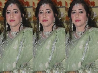 Desi Lady showing boobs and fingering on video call