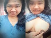 Today Exclusive-Hot Look Desi Desi Bhabhi Showing Her Boobs