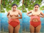 Sexy Desi Bhabhi Showing Her Boobs