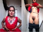 Desi Bhabhi Showing Her Boobs and Pussy