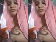 Desi Girl Showing Her Boobs