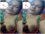 Desi Bhabhi Showing her Boobs