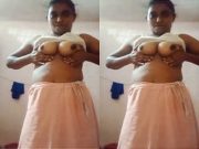 Today Exclusive – Desi Bhabhi Shows Boobs