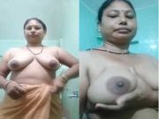 Today Exclusive –Horny Desi Bhabhi Shows Her Boobs and Fingering