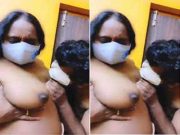 Today Exclusive – Desi Bhabhi Boobs Sucking In Live Show