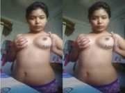 Today Exclusive -Cute Desi girl Shows her Boobs