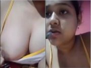 Today Exclusive – Cute Desi Girl Shows her Boobs