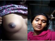 Desi Girl Shows Her Boobs