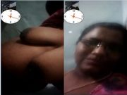 Today Exclusive – Bhabhi Shows Her Boobs and Pussy on VC