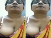 Today Exclusive-Desi Bhabhi Showing Her Boobs