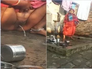 Today Exclusive-Desi Village Bhabhi OutDoor Pissing