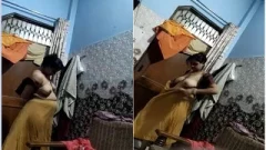 Today Exclusive- Desi Bhabhi Changing Cloths