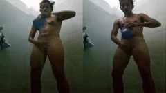 Today Exclusive- Desi girl bathing