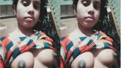 Desi Girl Shows Her Boobs