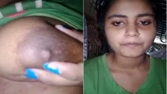 Desi Girl Shows her Boobs