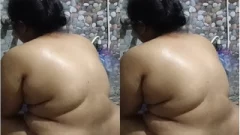 Desi Bhabhi Bathing