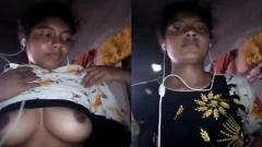 Desi Girl Shows Her Boobs