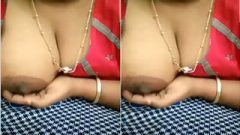 Today Exclusive-Desi Bhabhi Shows Her Boobs