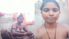 Today Exclusive -Desi Village Bhabhi Bathing