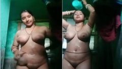 Today Exclusive-Desi Bhabhi bathing