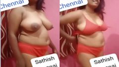 Today Exclusive-Desi Bhabhi Shows Boobs